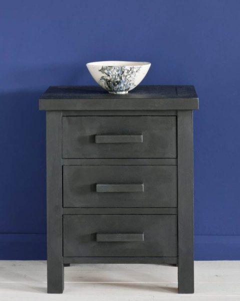 A sidetable painted in Annie Sloan Chalk Paint Graphite