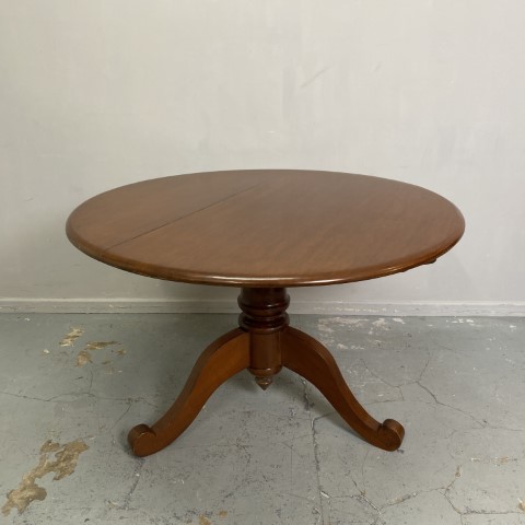 Colonial Cedar Round Table