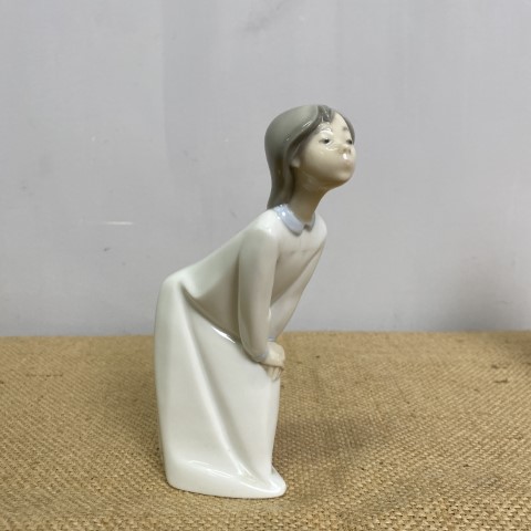 Lladro Figurine - Girl Kissing (4873)