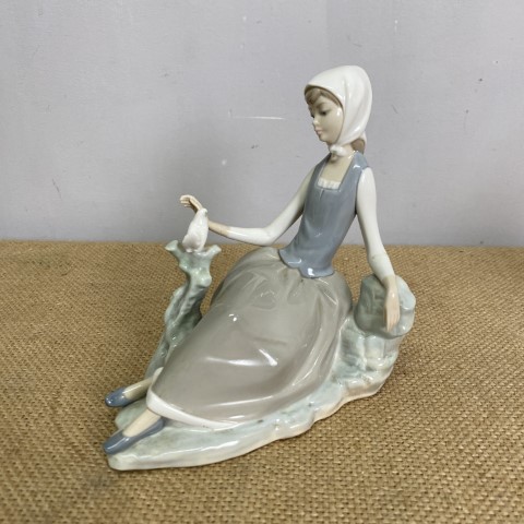 Lladro Figure - Shepherdess with Dove (#4660)