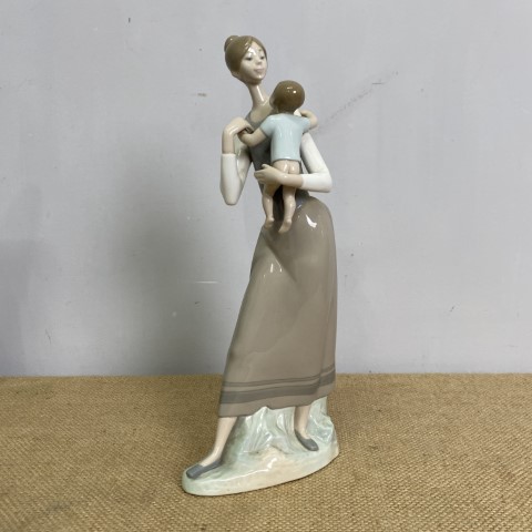 Lladro Figure - Motherhood (#4701)