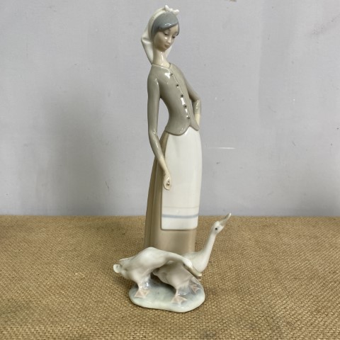 Lladro Figure - Girl with Geese (#1035)