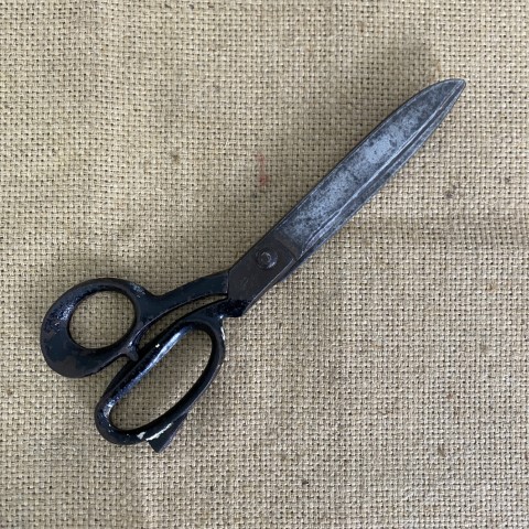 Vintage Italian Scudo 9 1/4" Scissors